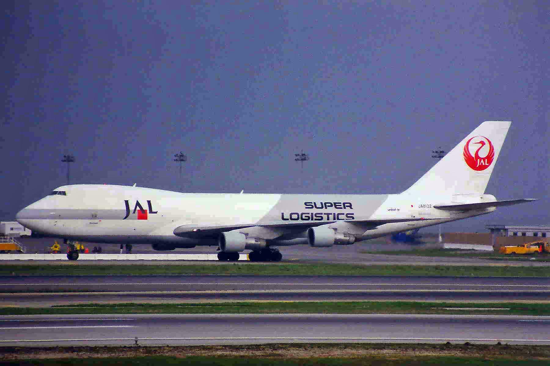 日本航空貨物機のボーイング747-246F、機体記号JA8132。