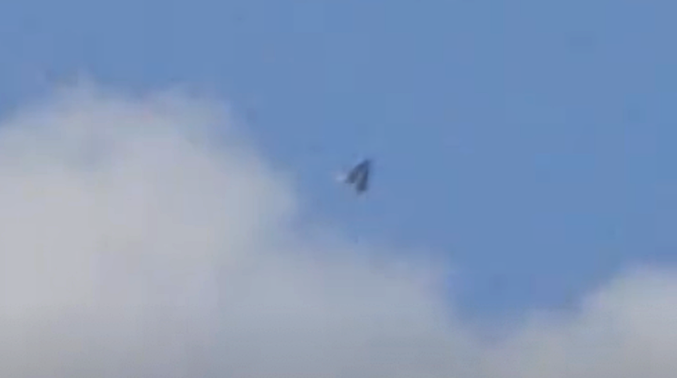 コロンバス上空で撮影されたV字形物体の映像から紹介された静止画