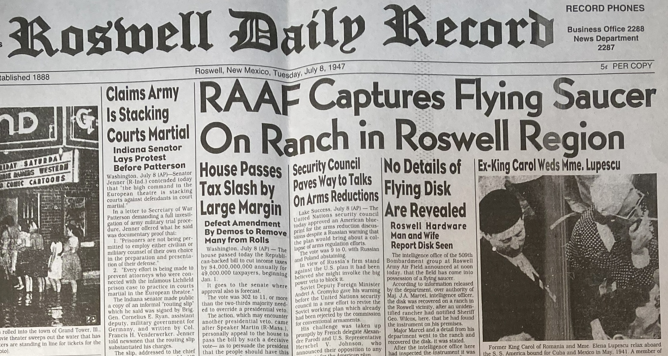 1947年7月8日のロズウェル・デイリー・レコード紙面。「RAAF Captures Flying Saucer On Ranch in Roswell Region」の見出しが掲載されている。